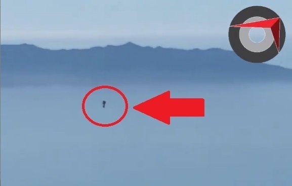 НЛО похожий на гуманоида пролетел на высоте 1 км в небе над Лос-Анджелесом